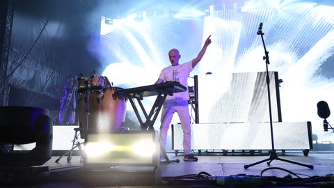 GALERII ⟩ Superstaar Moby vallutas Tartu laululava, õhus elektrit ja šašlõkilõhna