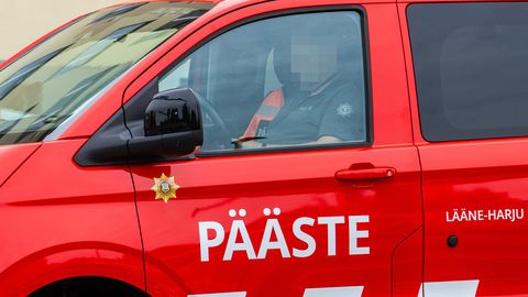 TELEFONIGA AUTOROOLIS ⟩ Kümned hukkunud, kuid juhtide ohtlik harjumus aina süveneb