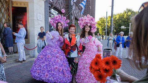 GALERII ⟩ Pilkupüüdvad kleidid ja suurejooneline vaatemäng! Vaata, milline melu valitses Tallinna Lilleballil