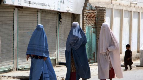 Taliban peab paraade, Afganistani emad peavad nälja tõttu tütreid mehele panema