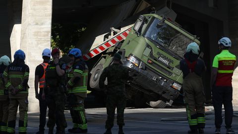 FOTOD ⟩ Kaitseväe auto sõitis Kristiines viadukti kinni, liiklus on suletud