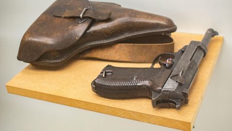 Hitleri püstol varastati väidetavalt eriüksuse reidi käigus – nüüd nõuab omanik riigilt ulmelist hüvitist