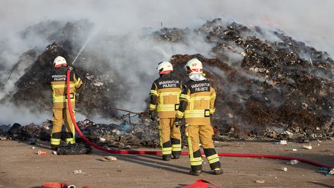 FOTOD ⟩ Lasnamäel puhkes jäätmejaamas suur tulekahju