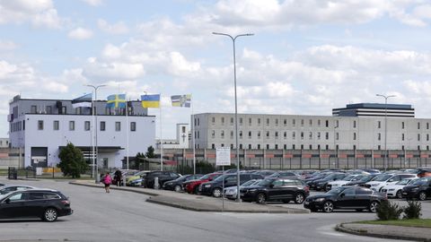 Vangla ees lehvib juba Rootsi lipp, aga vangid tuuakse salaja