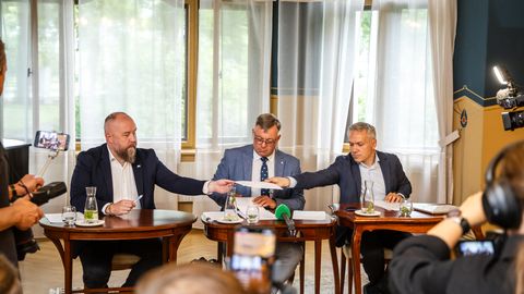 GALERII JA VIDEO ⟩ Pärnu uue koalitsioonileppe allkirjastamisel küttis kirgi linnalehe loomise kava