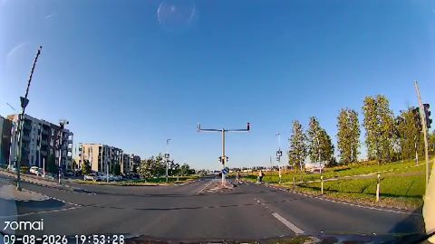 VIDEO ⟩ Autojuht eiras rattureid ja põrutas kahe punase fooritule alt läbi
