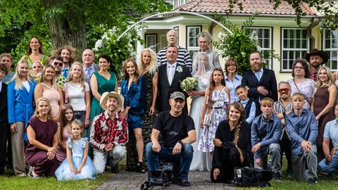 REPORTAAŽ ⟩ Möll «Kättemaksukontori» viimase jao võttepäeval: palju staare ja üks põrgulik pulm