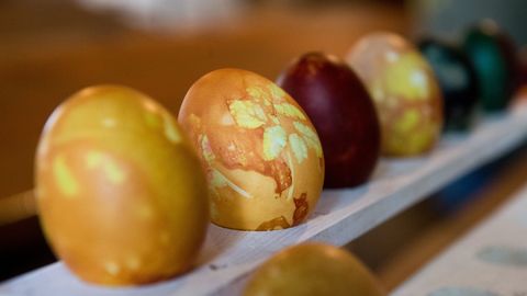 UURING KINNITAB ⟩ Sibulakoortega munade värvimine püsib au sees, munade valikul saab määravaks hind