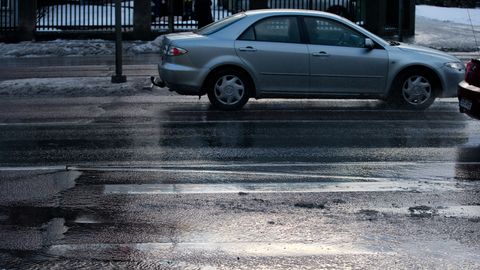 Ettevaatust liikluses: õhtul muutuvad teed libedaks