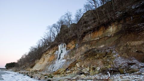 FOTOD JA VIDEO ⟩ Türisalu pangalt sõitis auto alla