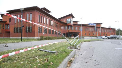 VIDEO ⟩ Vandaal lõhkus politseimaja ukseklaasi