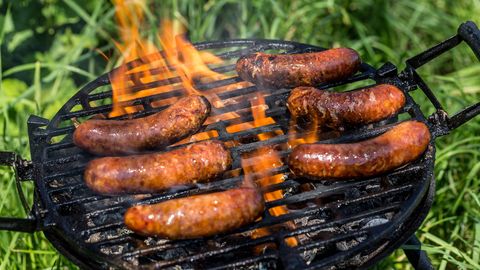 FOTO ⟩ Poest ostetud grillvorstidest tuli välja kummaline leid